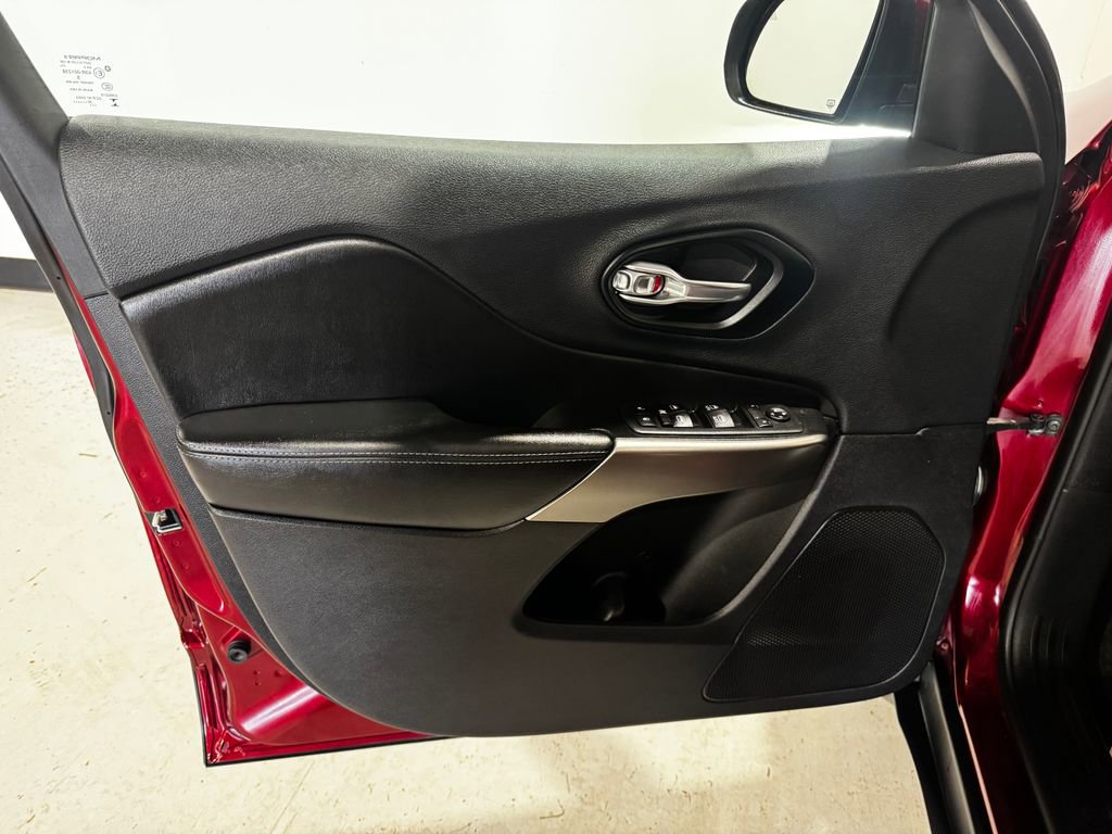 Used 2020 Jeep Cherokee Latitude Plus image 16