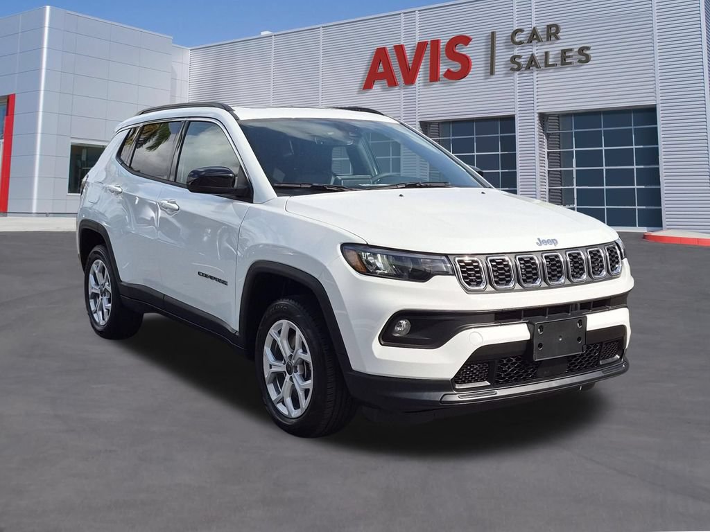 Used 2025 Jeep Compass Latitude w/ Sun & Sound Group AWD/4WD image 3