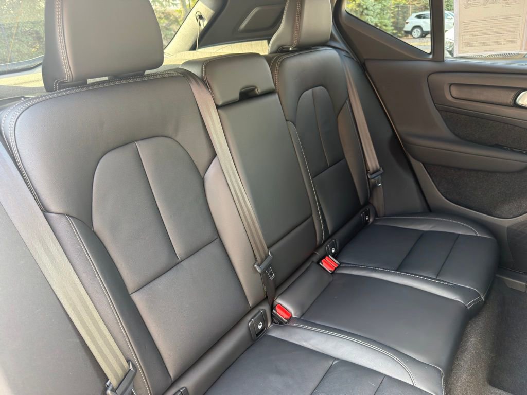 Used 2023 Volvo XC40 B5 Core w/ Convenience Package image 33