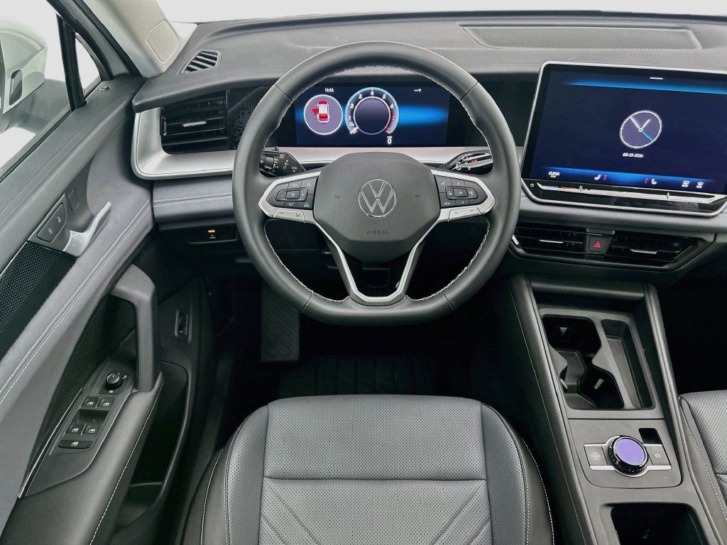 Used 2025 Volkswagen Tiguan SE FWD image 10