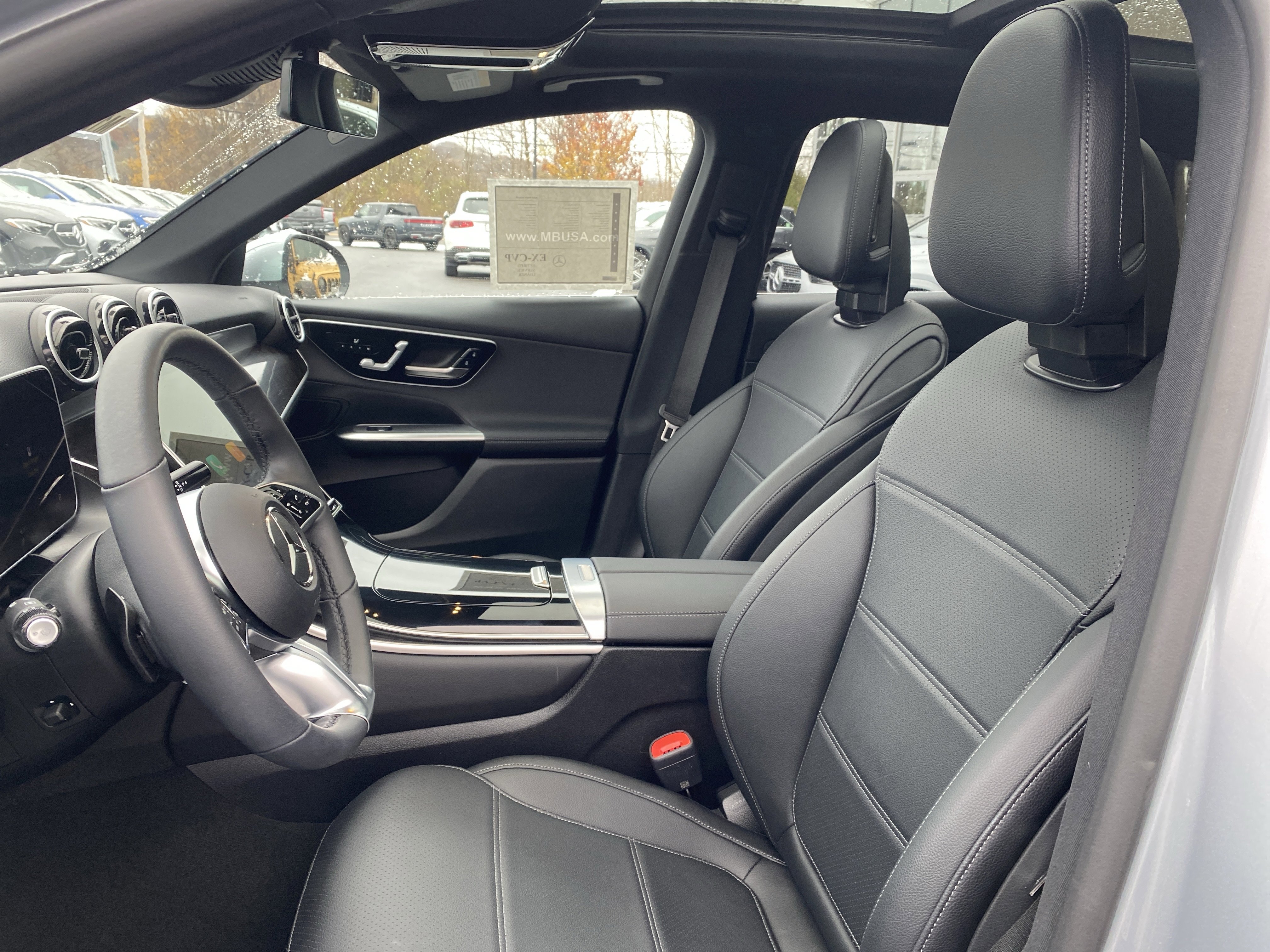 Used 2025 Mercedes-Benz GLC 300 4MATIC image 10