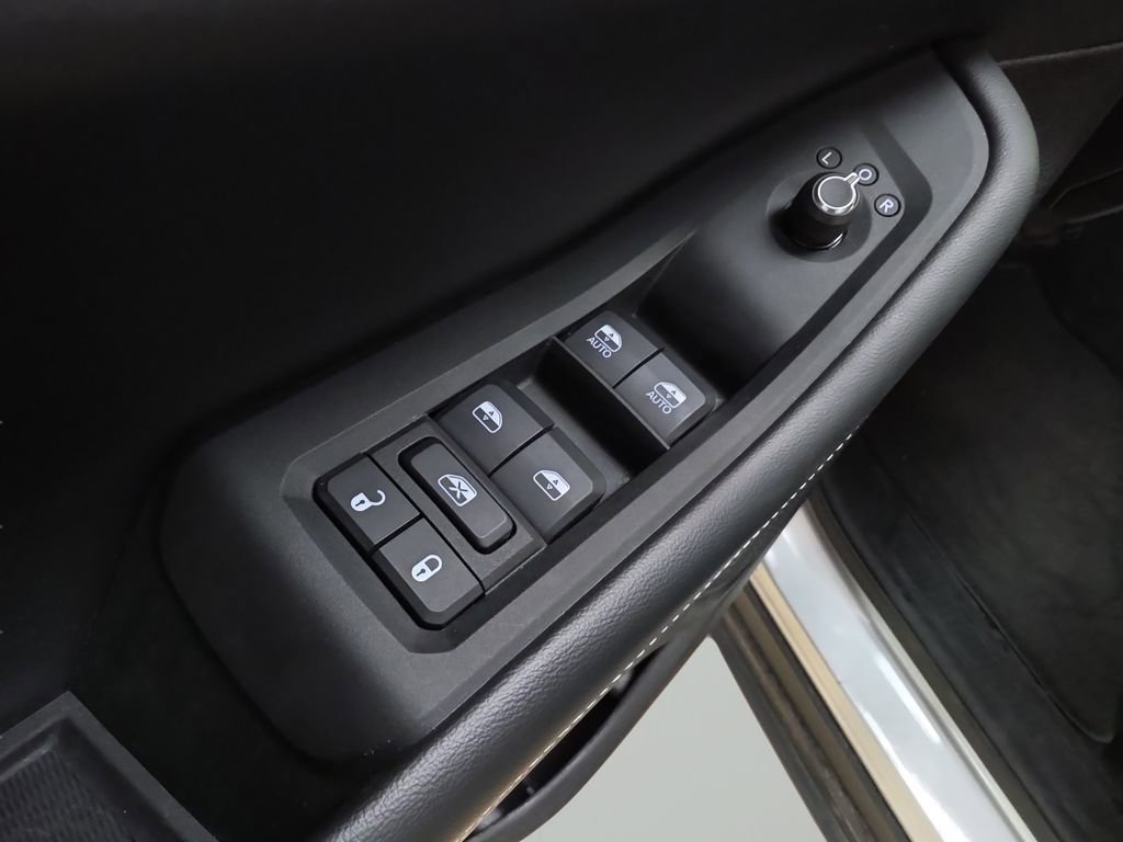 Used 2025 Jeep Grand Cherokee Altitude image 15