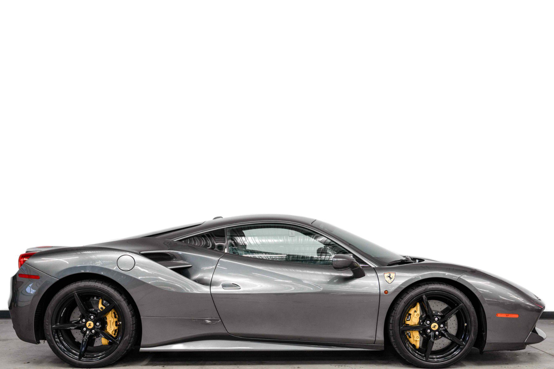 Used 2017 Ferrari 488 GTB RWD image 2