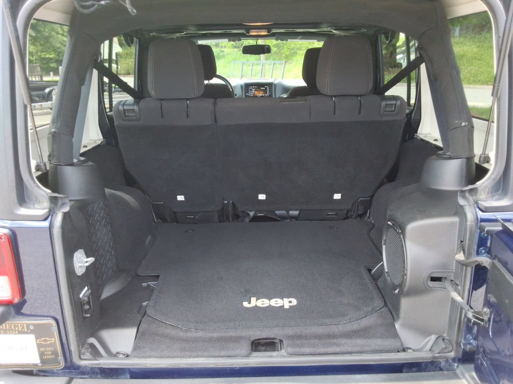Used 2013 Jeep Wrangler Unlimited Rubicon w/ Connectivity Group AWD/4WD image 17