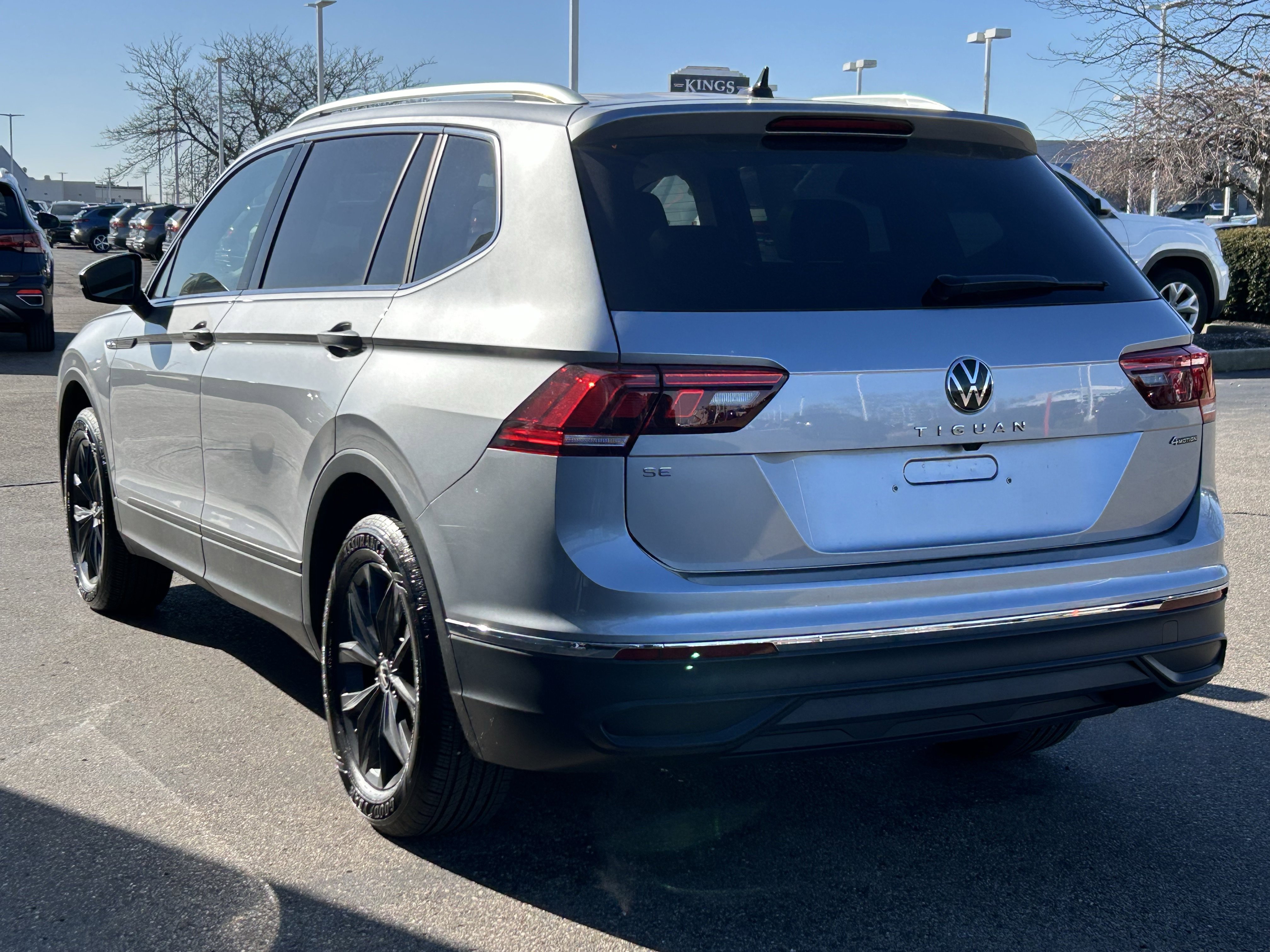 Used 2024 Volkswagen Tiguan SE w/ Panoramic Sunroof Package image 5