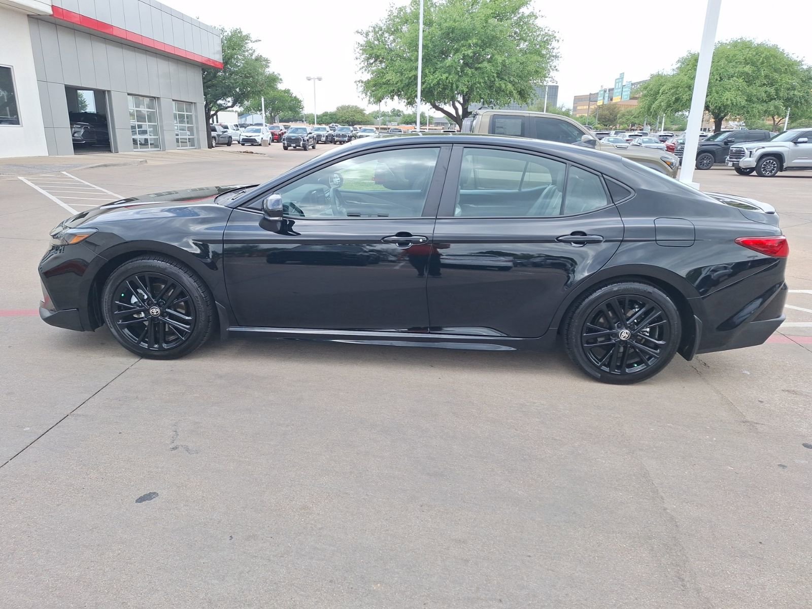 Used 2025 Toyota Camry SE FWD image 3