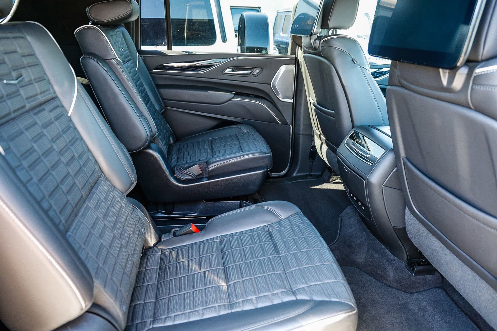 Used 2023 Cadillac Escalade ESV V AWD/4WD image 18