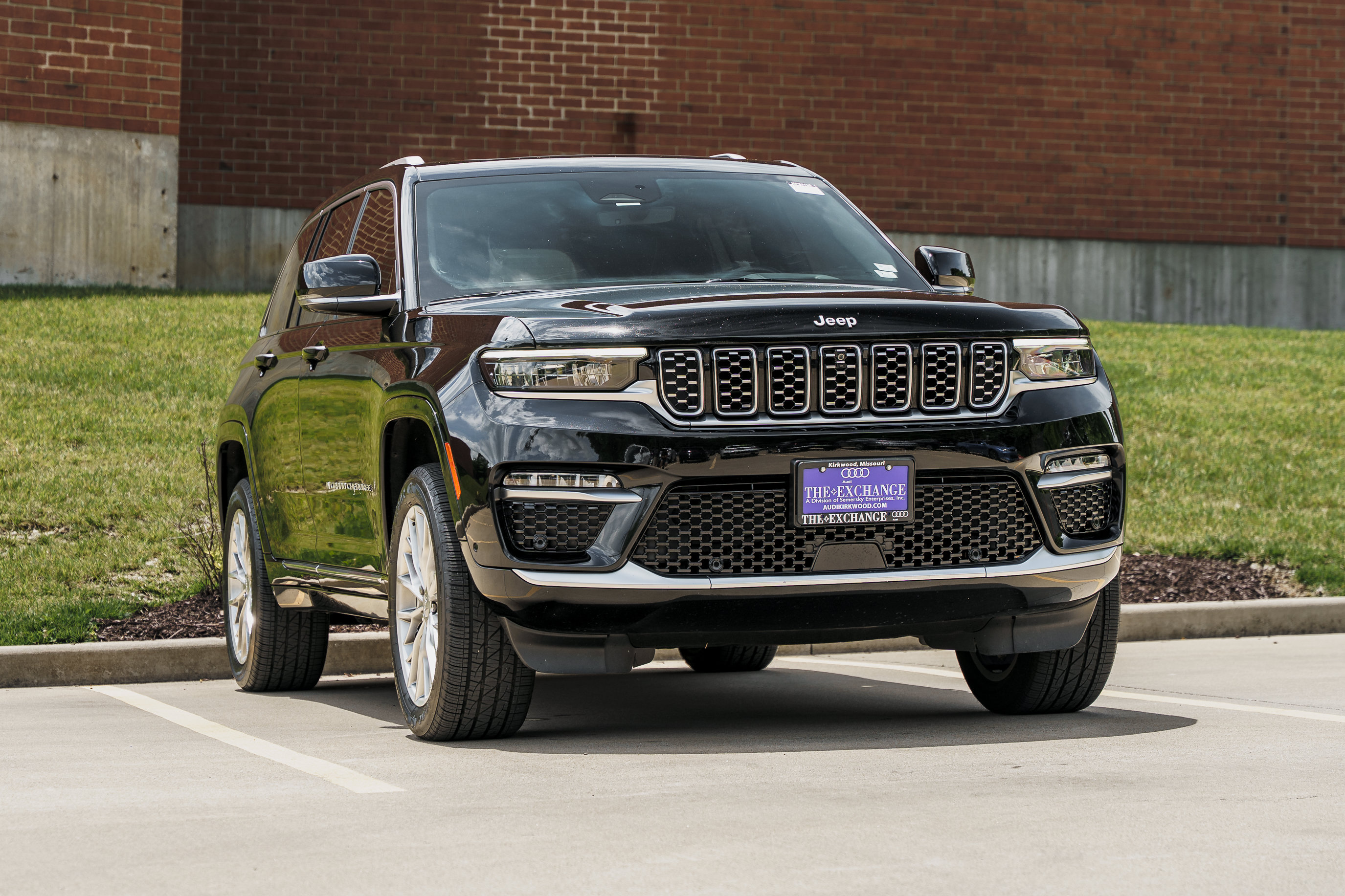 Used 2022 Jeep Grand Cherokee Summit AWD/4WD image 1