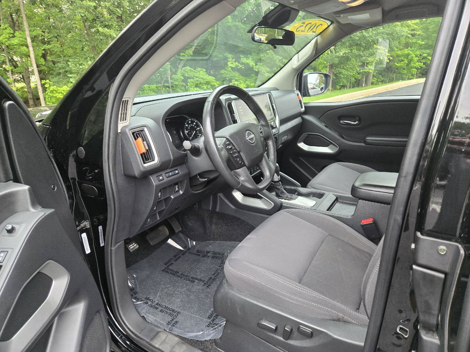Used 2025 Nissan Frontier SV w/ SV Convenience Package RWD image 11