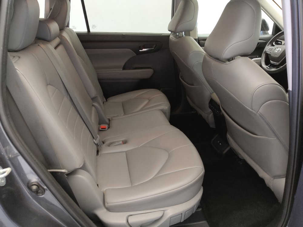 Used 2021 Toyota Highlander XLE image 19