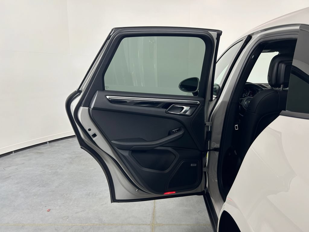 Certified 2019 Porsche Macan AWD/4WD image 28