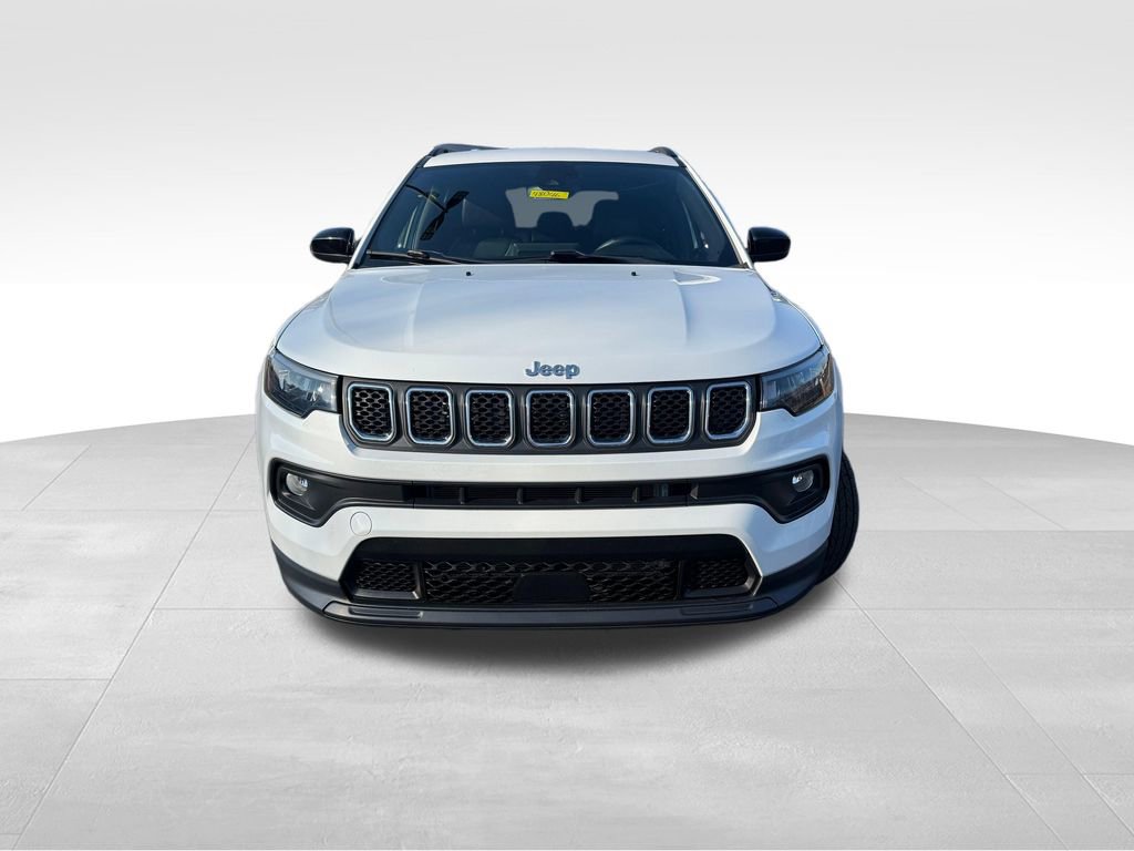 Used 2023 Jeep Compass Latitude image 2