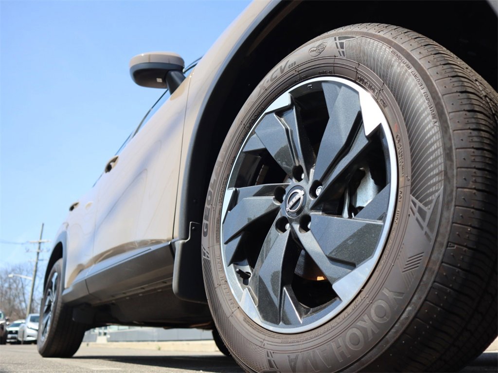 Certified 2025 Nissan Rogue SV image 10