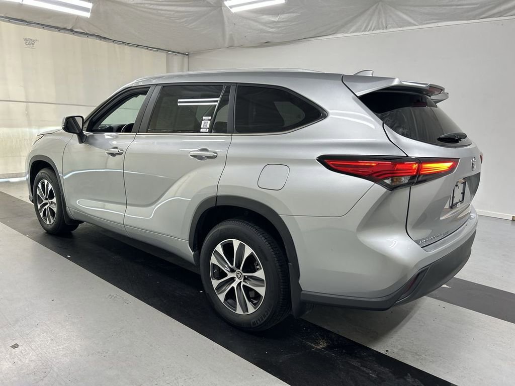Used 2023 Toyota Highlander XLE AWD/4WD image 7