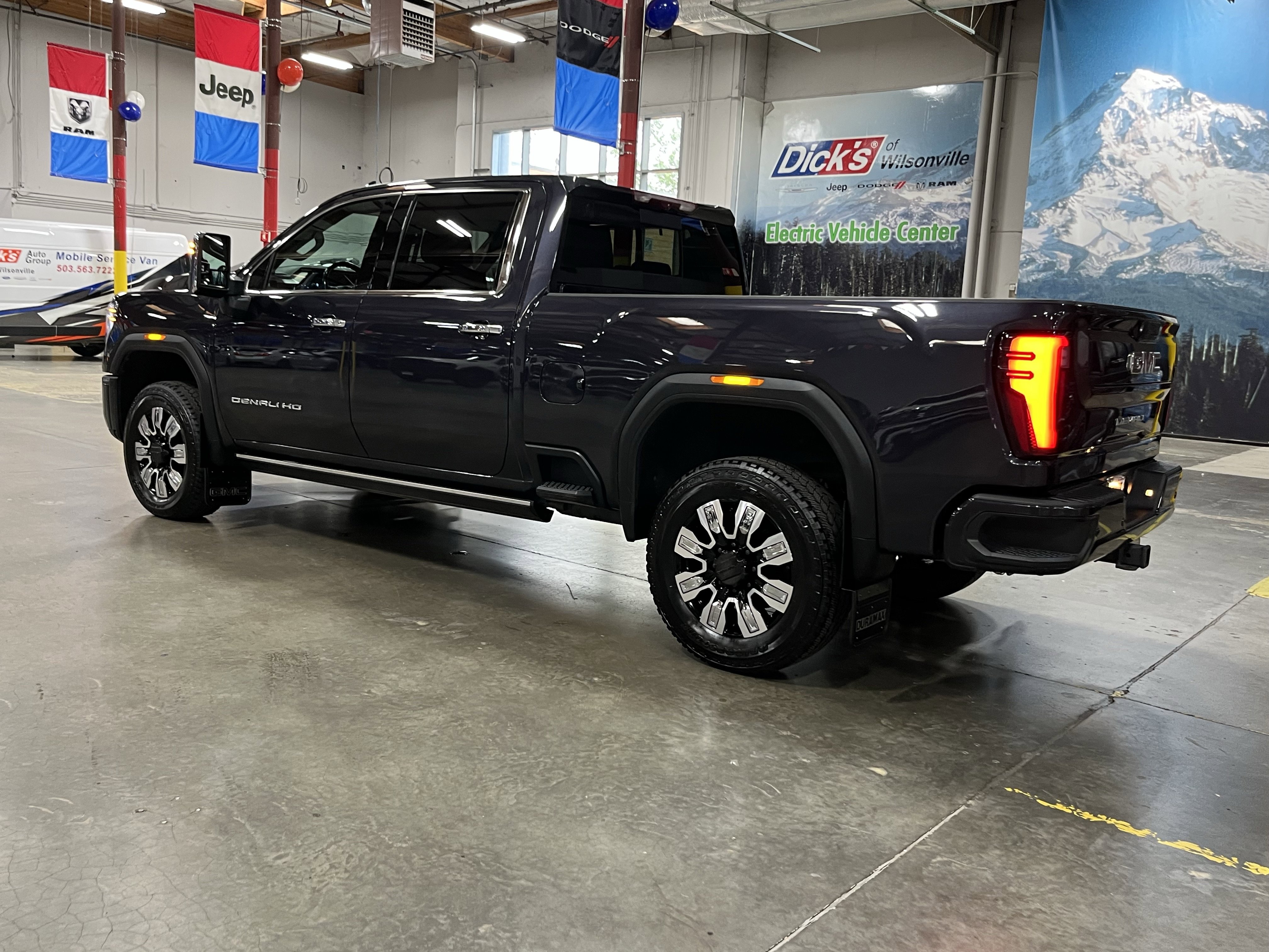 Used 2024 GMC Sierra 3500 Denali w/ Denali Reserve Package AWD/4WD image 3