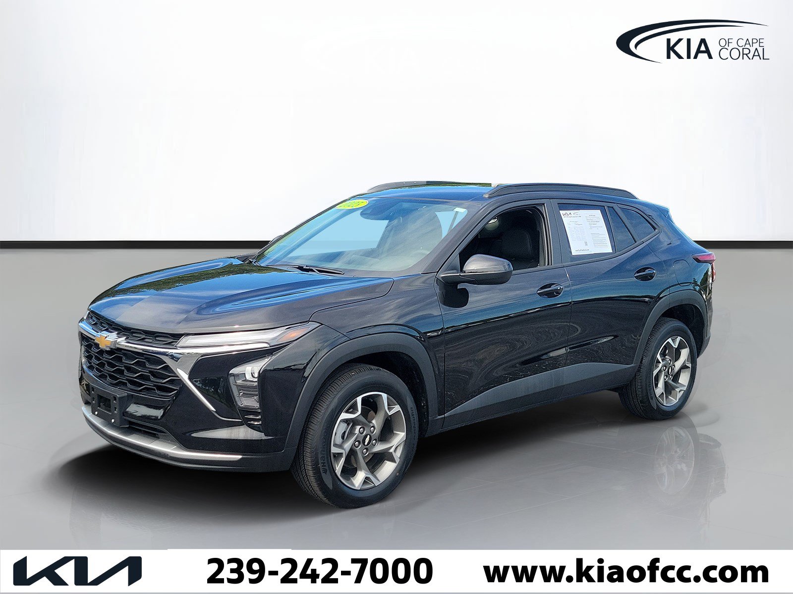 Used 2025 Chevrolet Trax LT w/ Driver Confidence Package FWD image 3