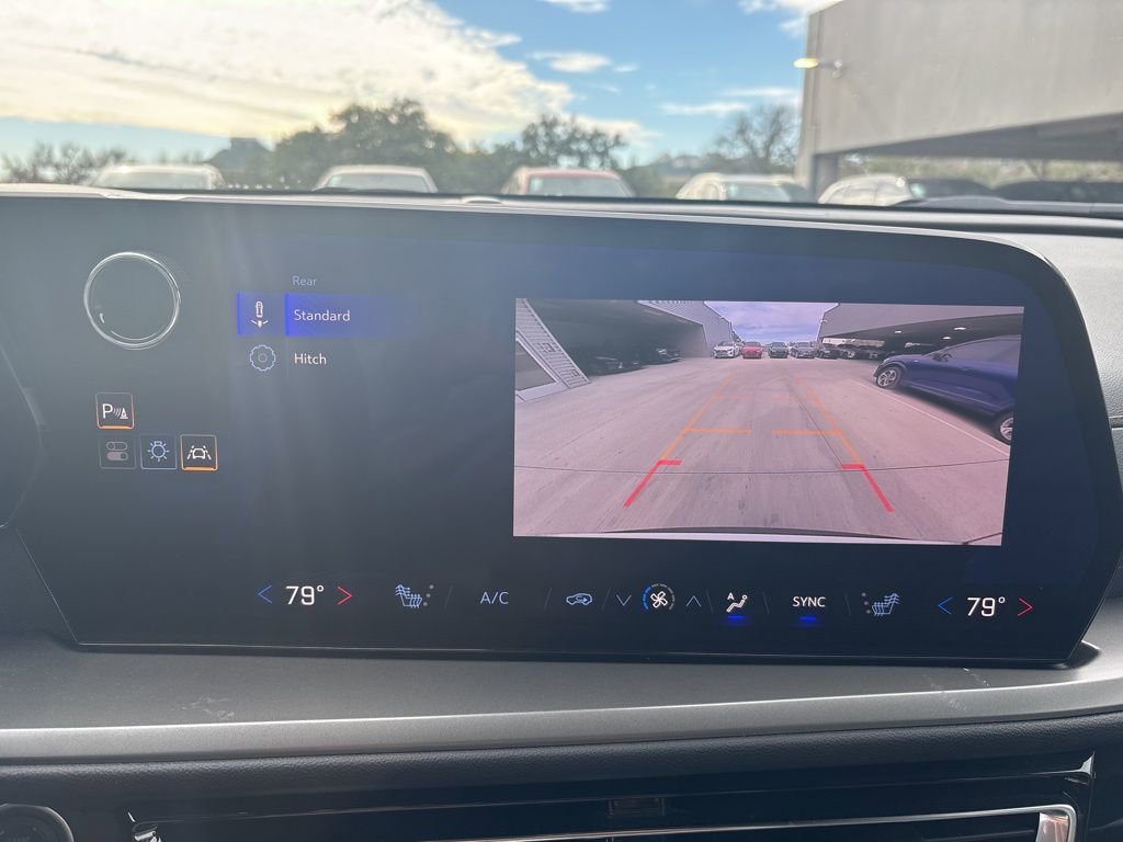 Used 2025 Chevrolet Traverse LT image 24