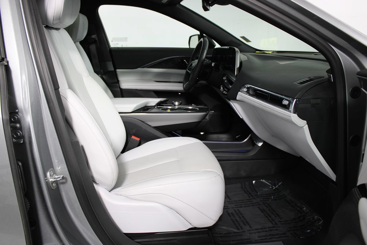 Used 2024 Cadillac Lyriq Luxury AWD/4WD image 11