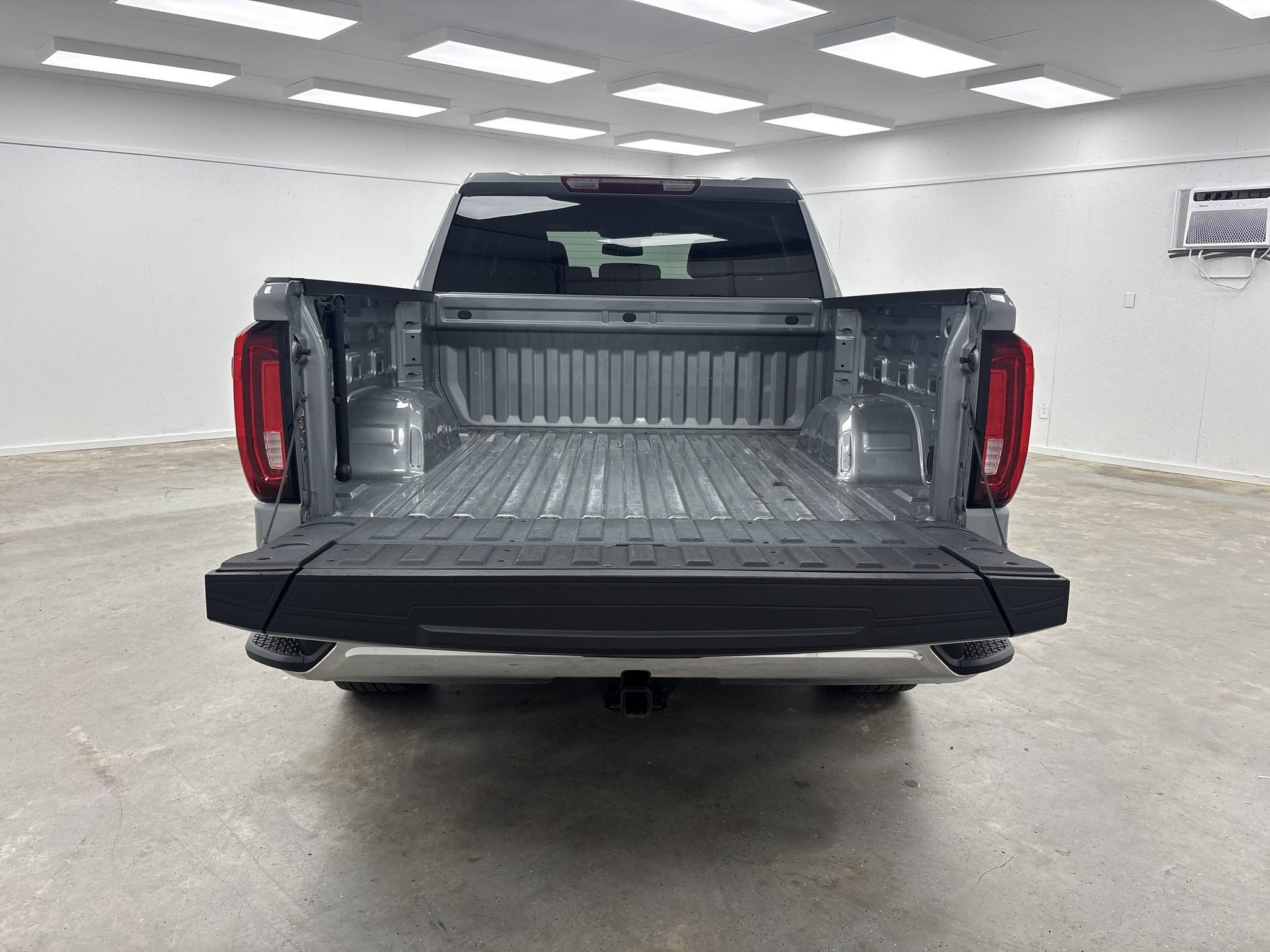 Used 2025 GMC Sierra 1500 SLT AWD/4WD image 16