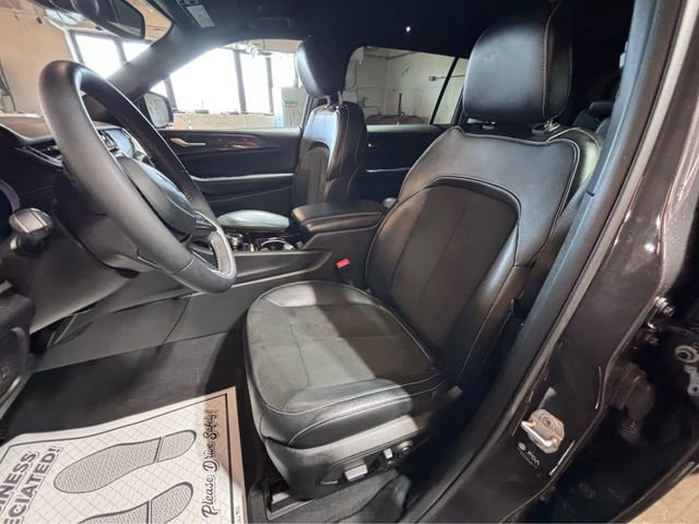 Used 2023 Jeep Grand Cherokee L Laredo AWD/4WD image 17