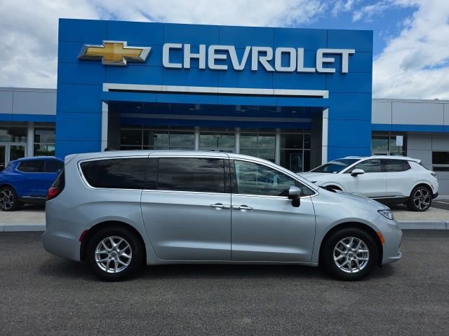 Used 2023 Chrysler Pacifica Touring-L FWD image 2