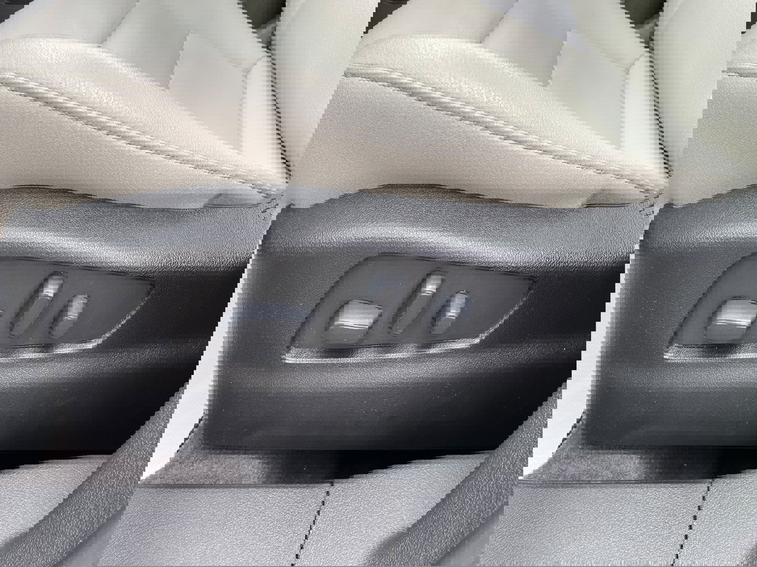 Used 2022 Cadillac XT4 Luxury w/ Cold Weather Package image 15