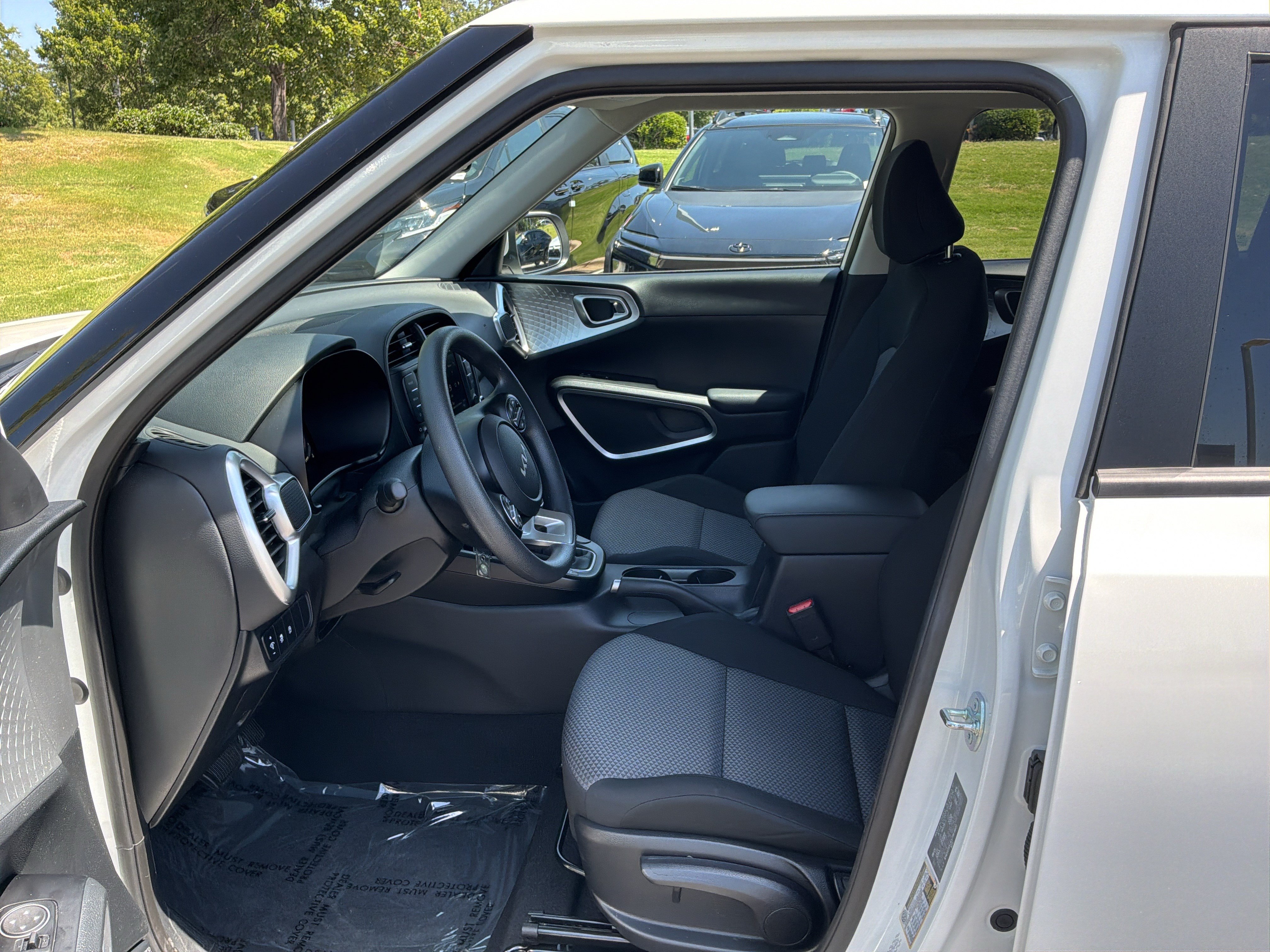 Used 2025 Kia Soul LX w/ LX Technology Package FWD image 16