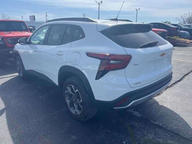 Used 2025 Chevrolet Trax LT w/ Driver Confidence Package image 2