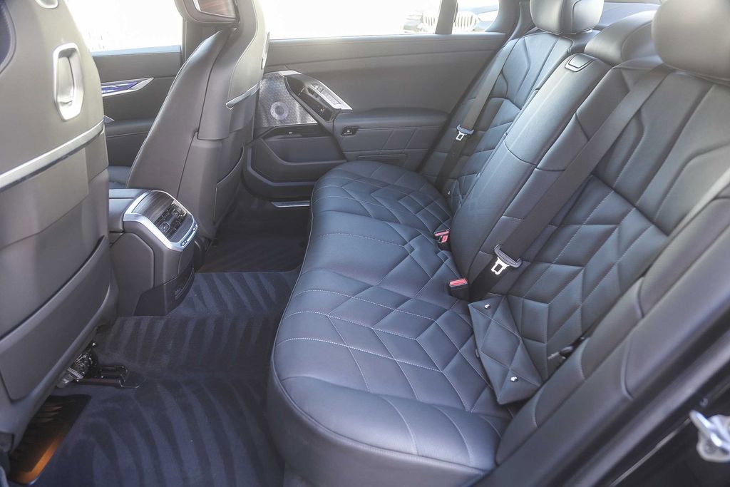 Used 2025 BMW 750e xDrive w/ Premium Package AWD/4WD image 15