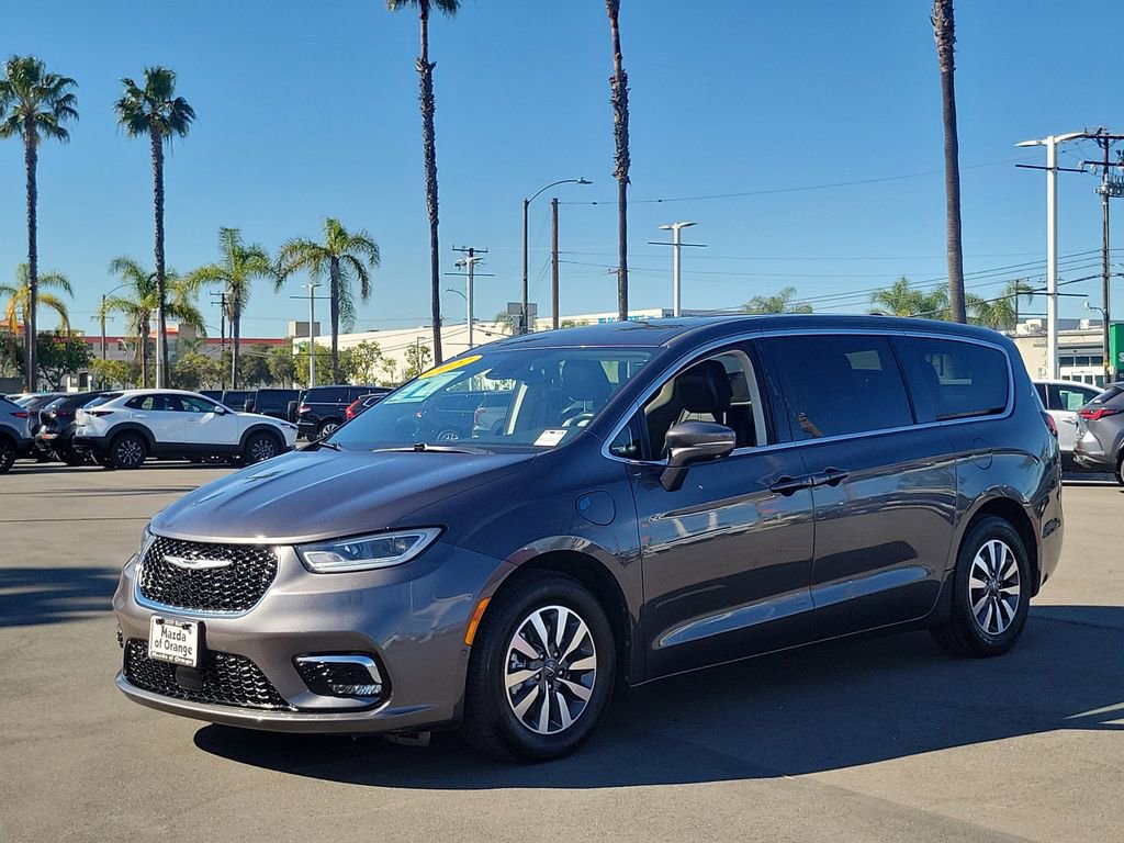 Used 2022 Chrysler Pacifica Touring-L w/ Uconnect Theater Family Group image 37