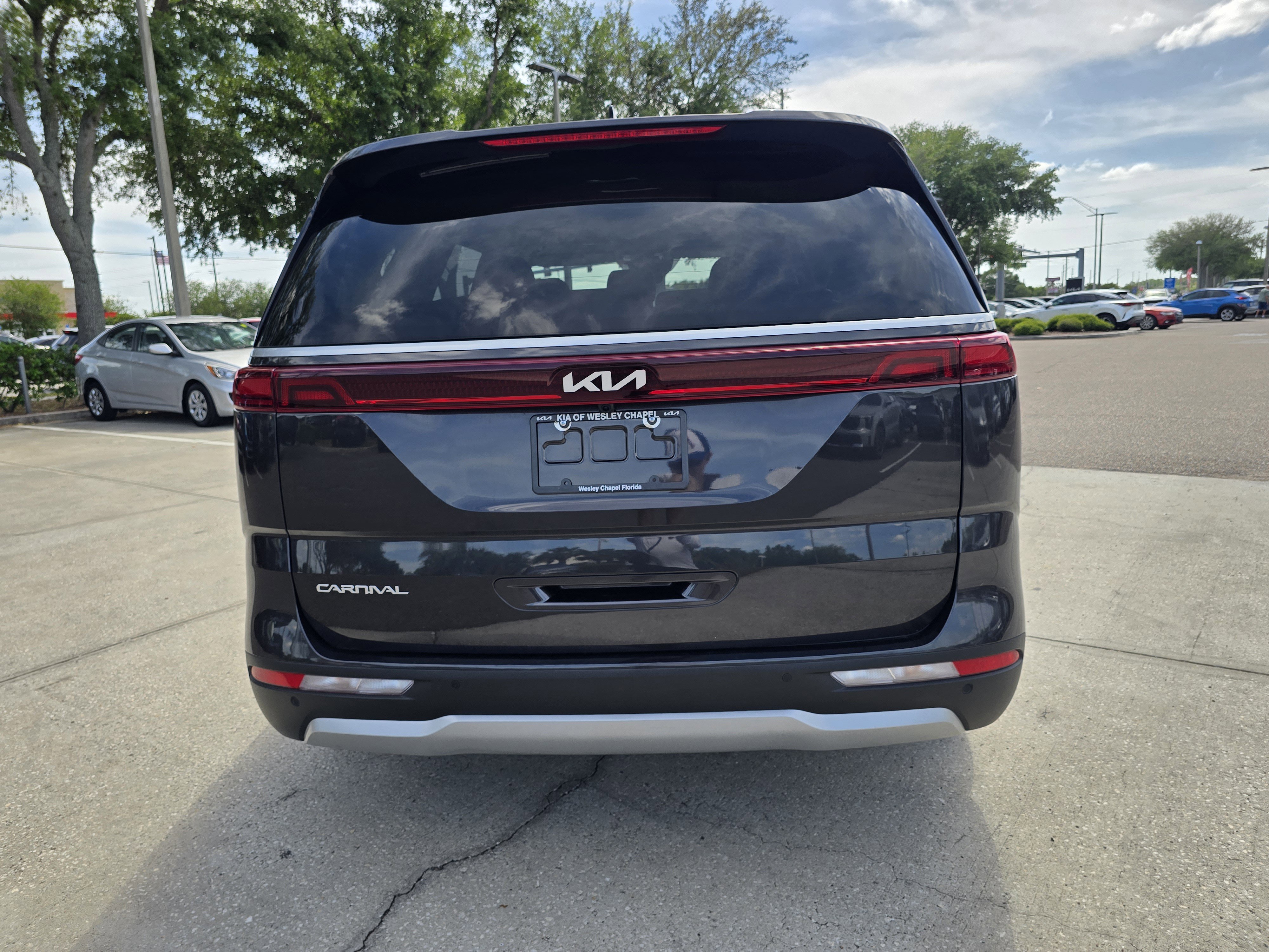 Used 2024 Kia Carnival LX image 7