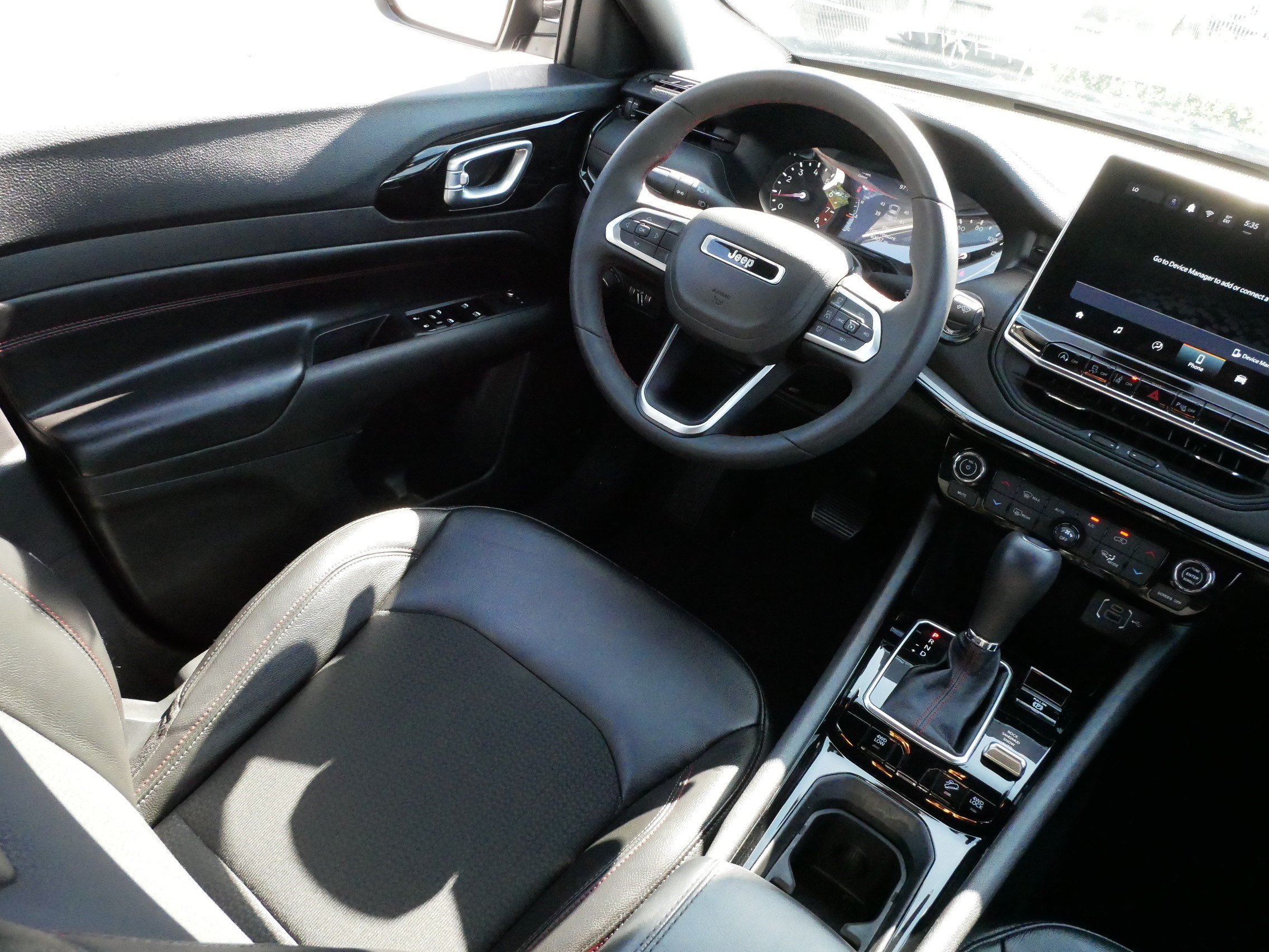 Used 2025 Jeep Compass Trailhawk AWD/4WD image 9