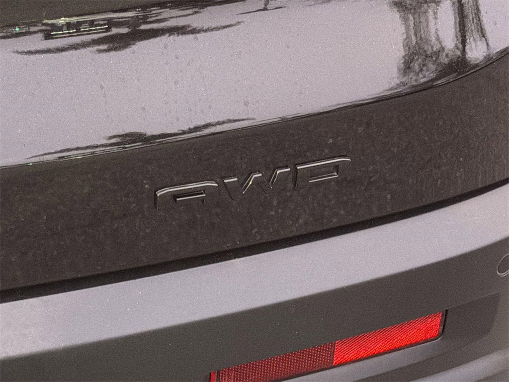 Used 2023 GMC Acadia SLT w/ Elevation Edition image 27