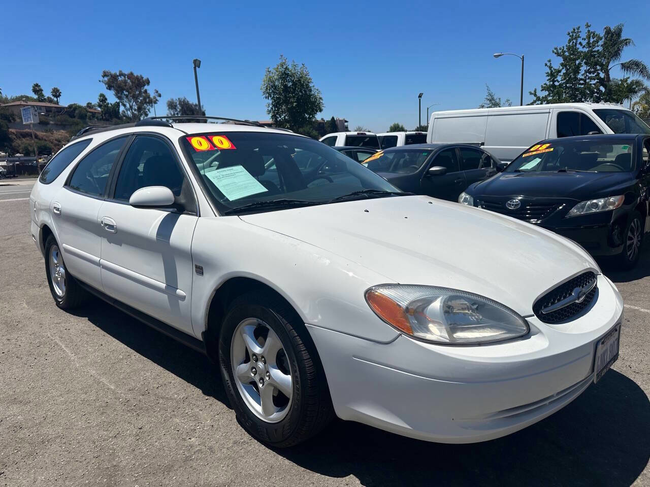 Used 2000 Ford Taurus SE image 1