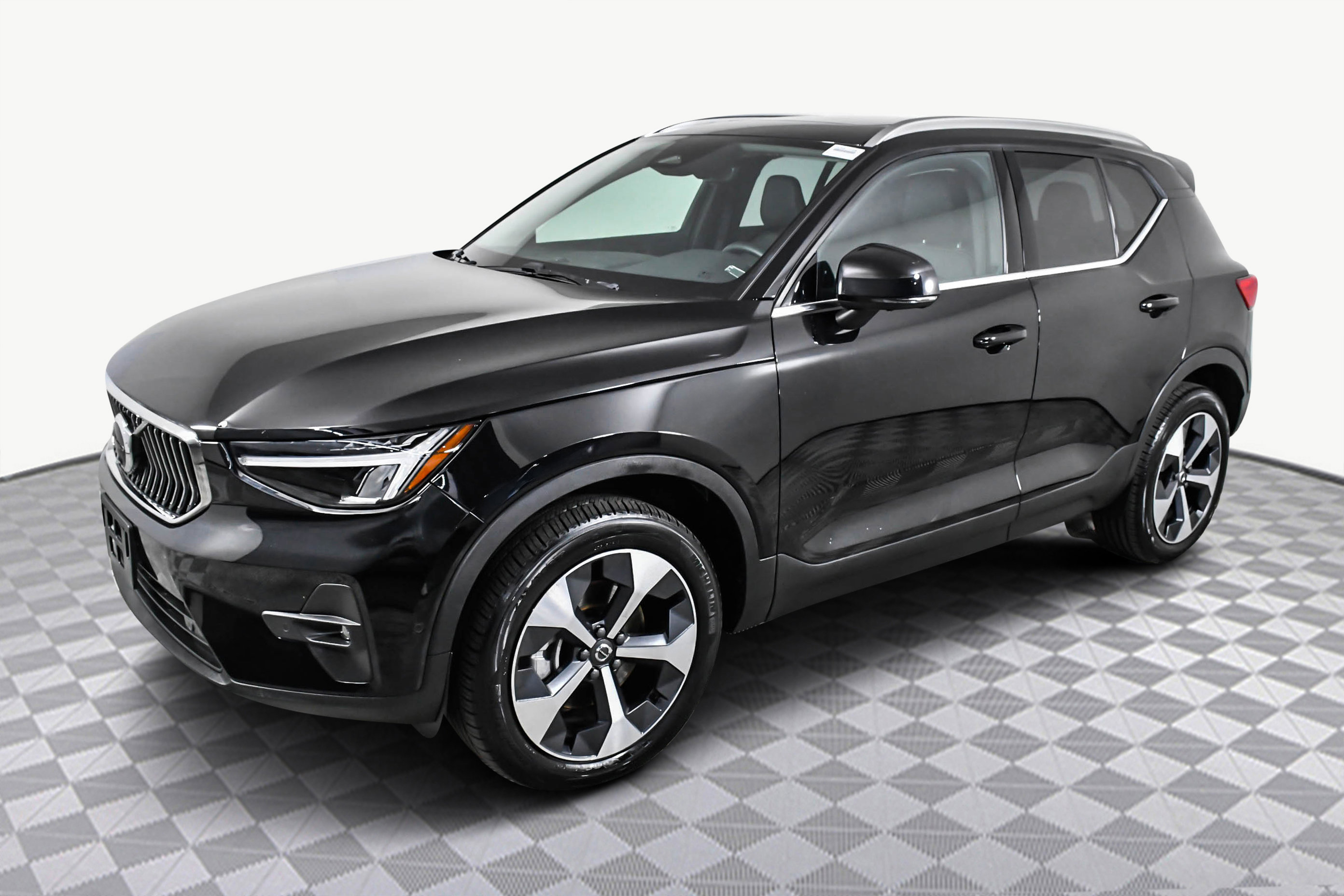 Used 2025 Volvo XC40 B5 Plus image 4