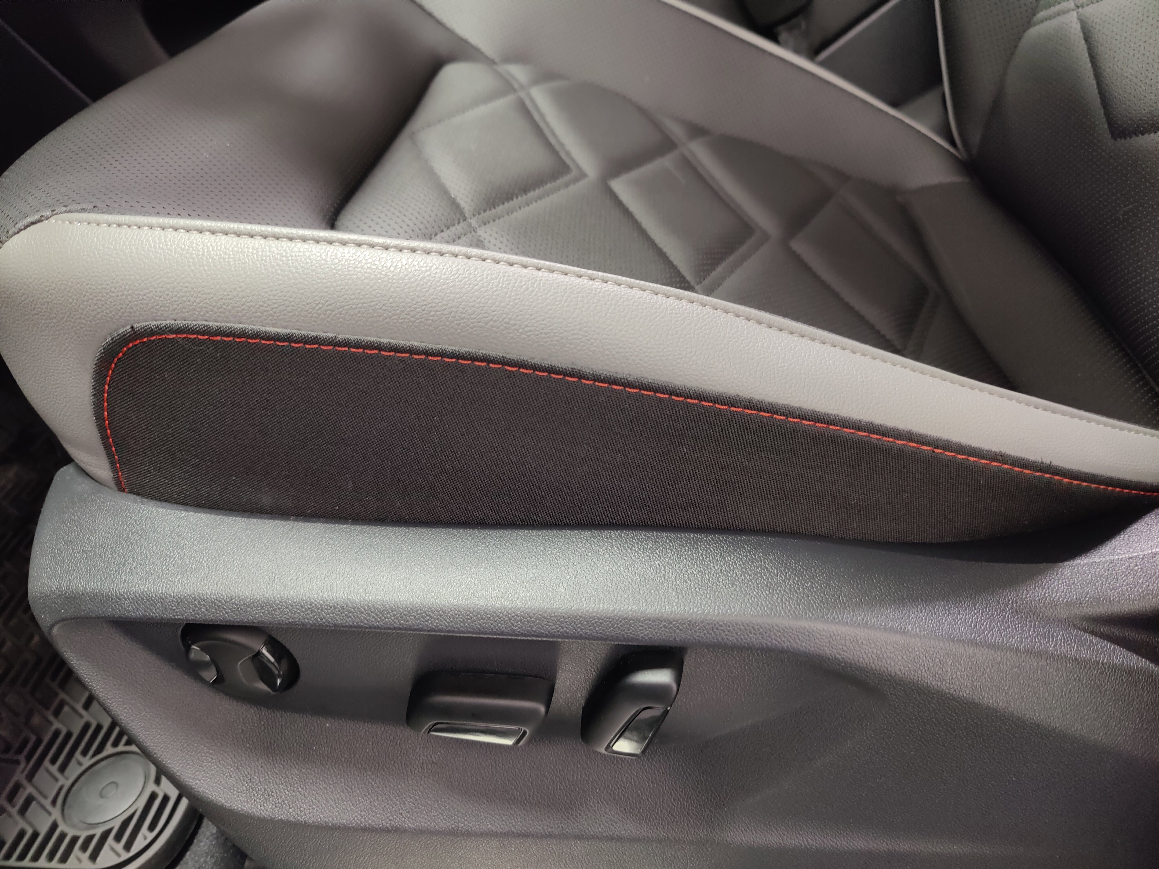 Used 2025 Volkswagen Atlas Peak Edition SE image 17