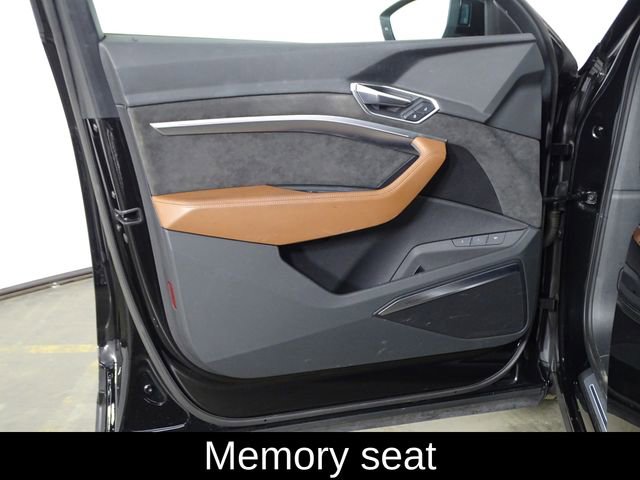 Used 2019 Audi e-tron Prestige w/ Prestige Package image 18