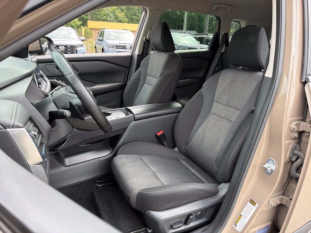 Used 2025 Nissan Rogue SV FWD image 18