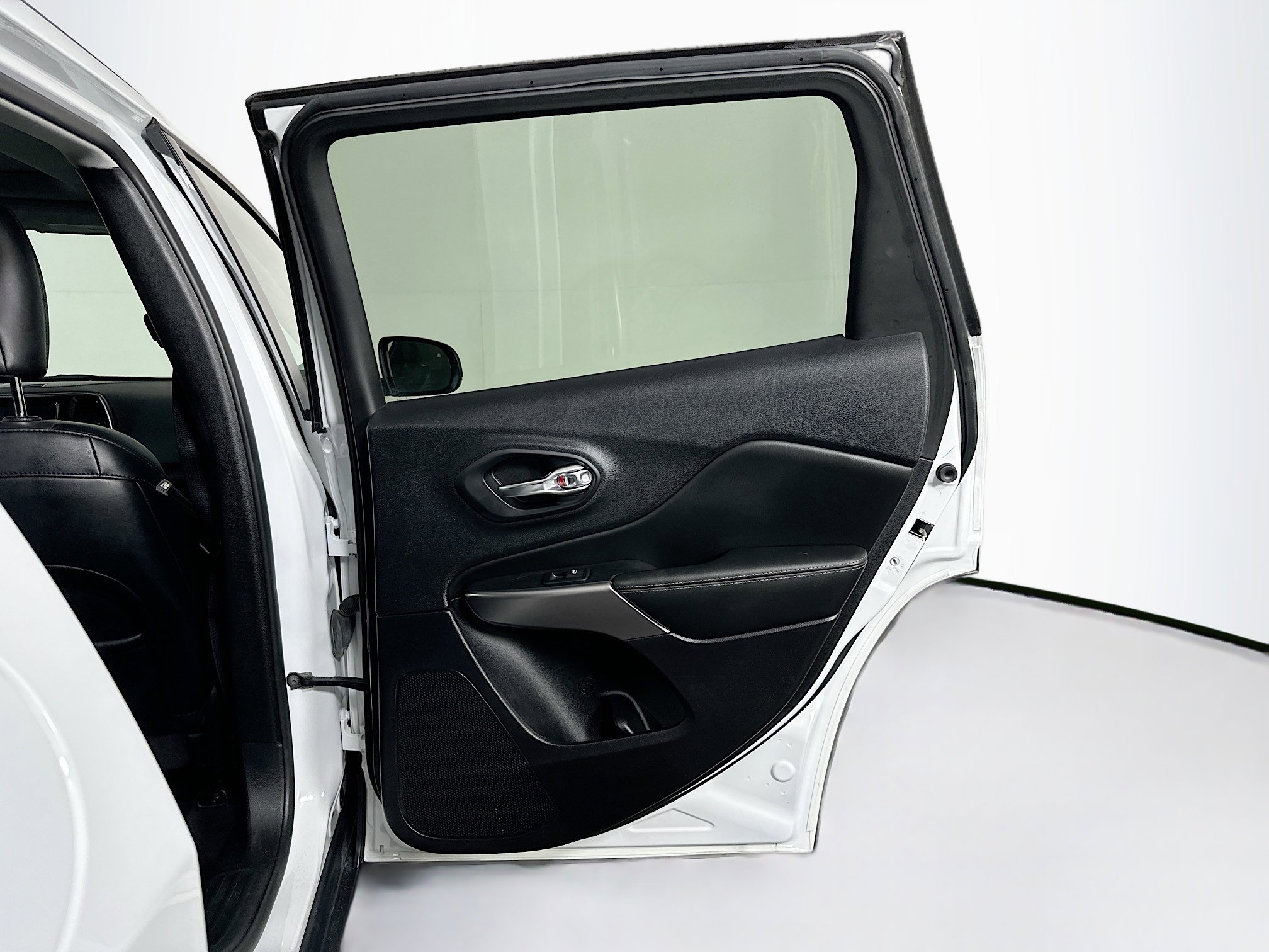 Used 2022 Jeep Cherokee Limited w/ Mopar Interior Package image 30