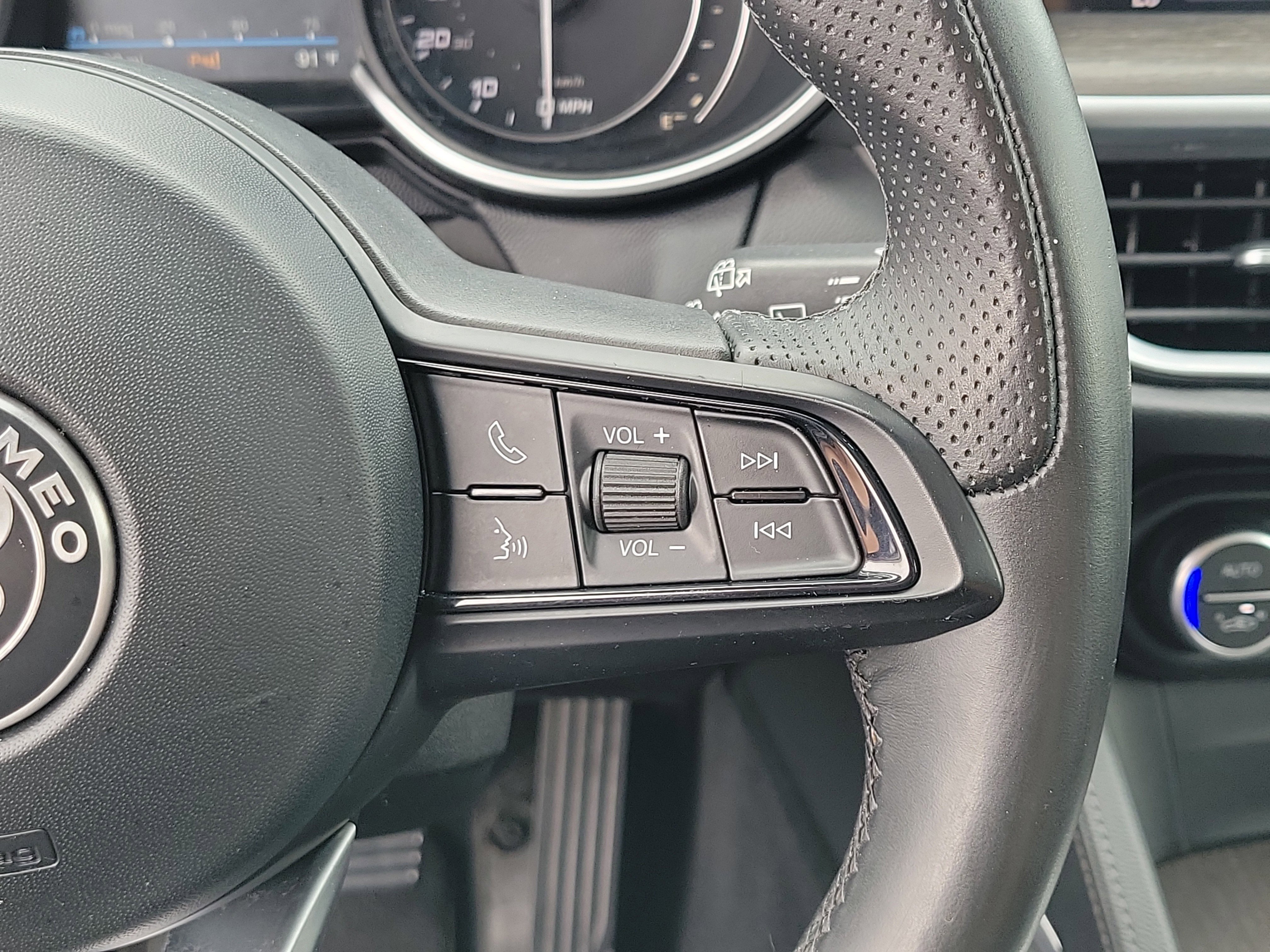 Used 2021 Alfa Romeo Stelvio Ti w/ Nero Edizione image 25