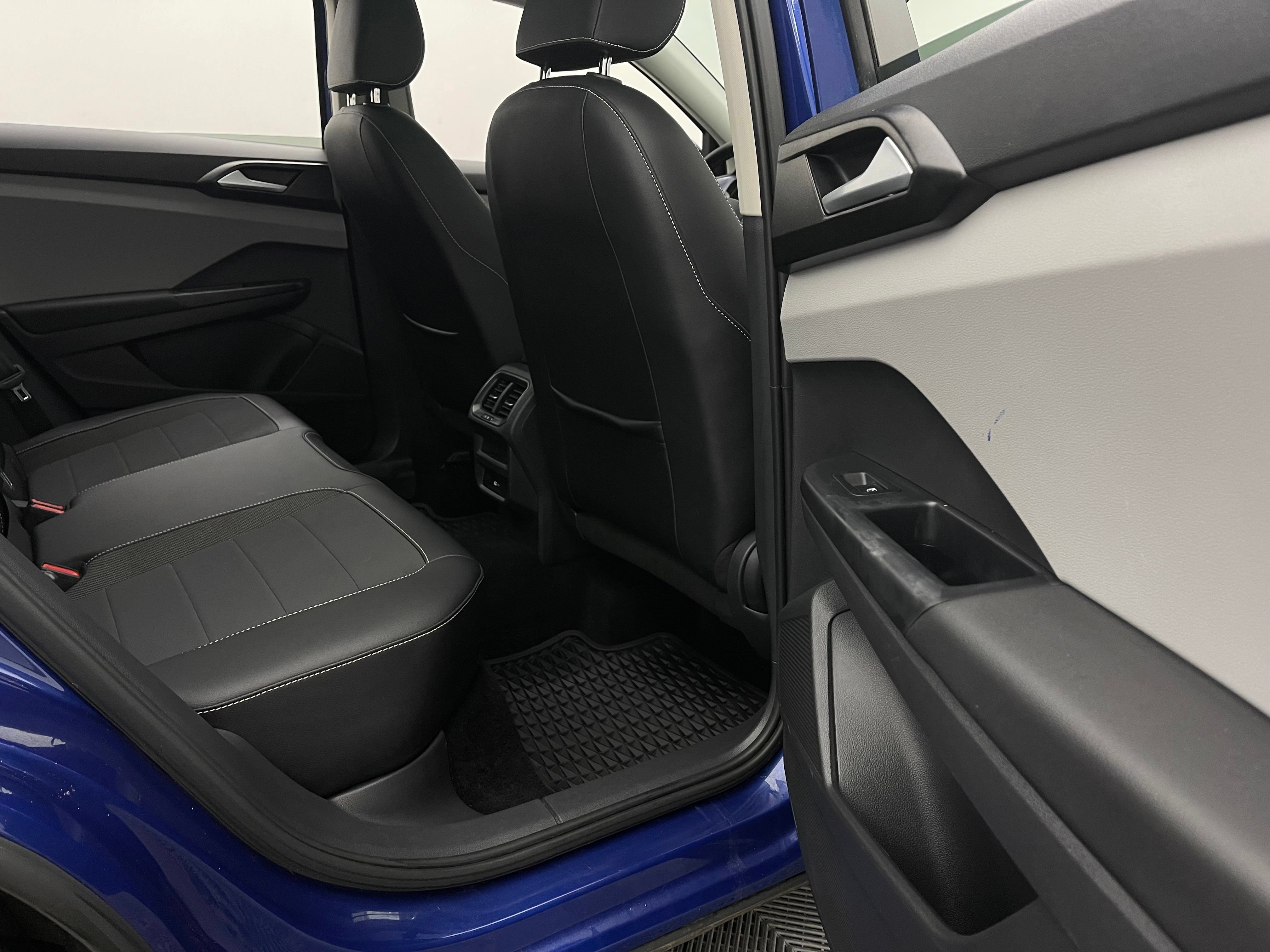Used 2022 Volkswagen Taos SE w/ Panoramic Sunroof Package FWD image 34