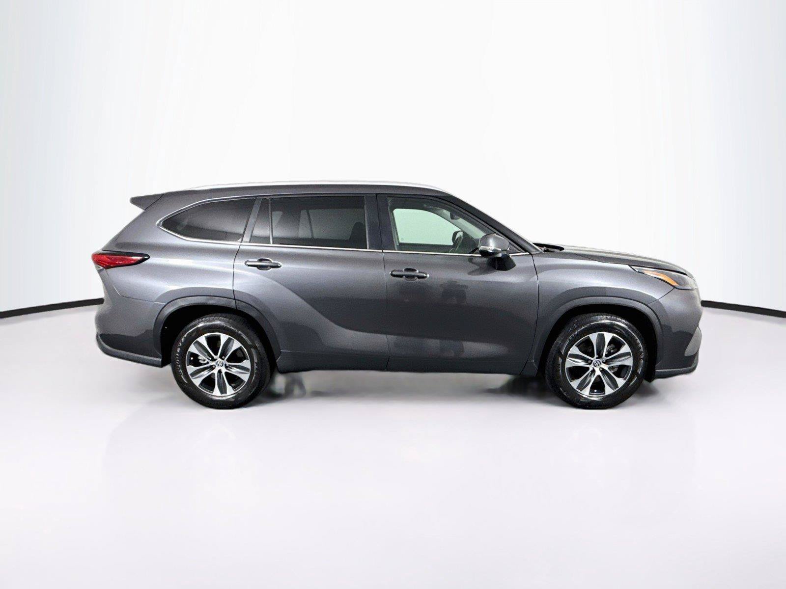 Certified 2023 Toyota Highlander XLE FWD image 11