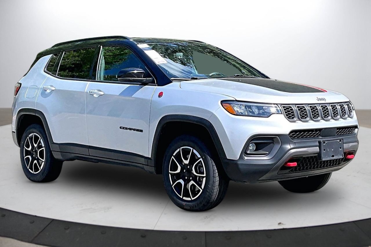 Used 2024 Jeep Compass Trailhawk AWD/4WD image 2