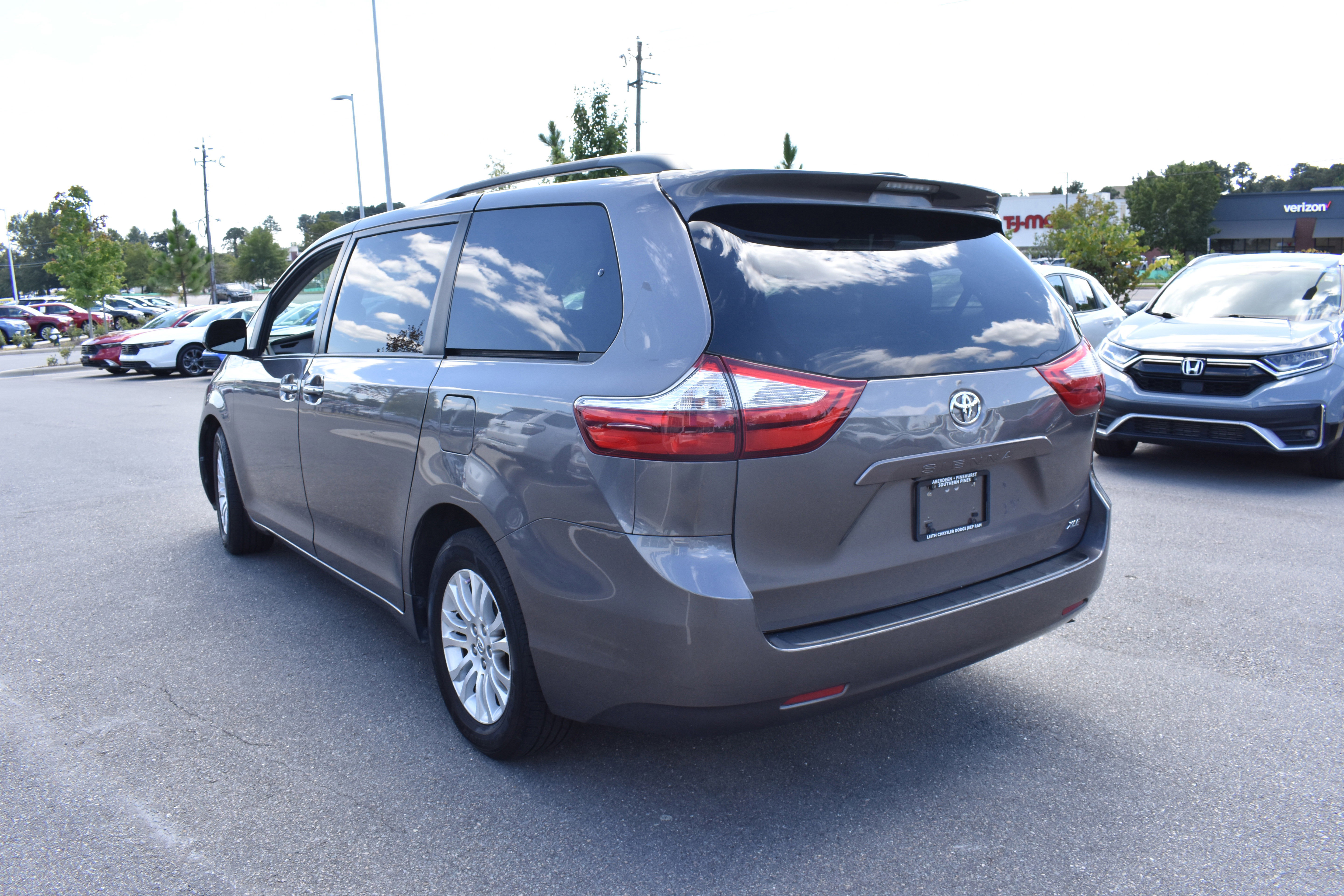 Used 2017 Toyota Sienna L image 7