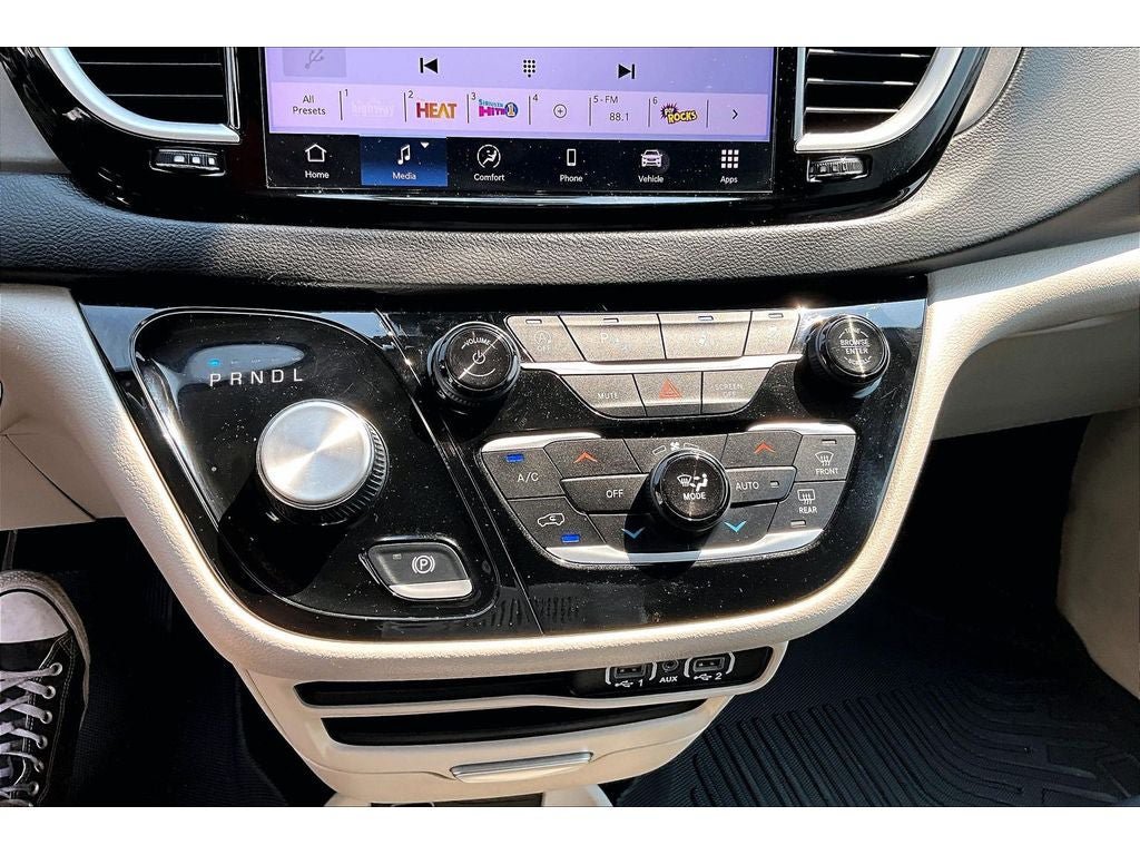 Used 2024 Chrysler Pacifica Touring-L FWD image 24