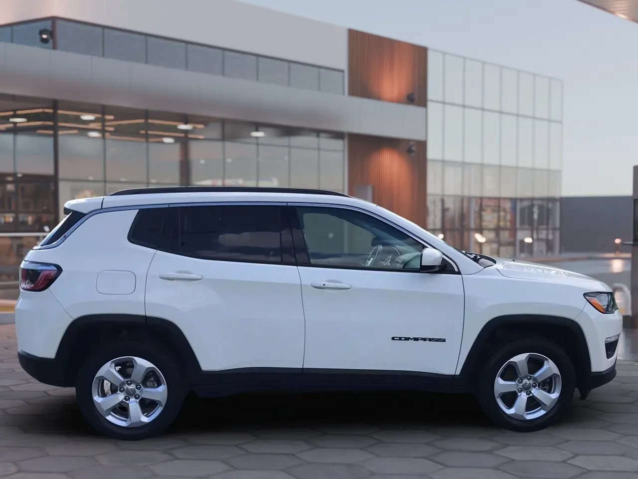 Used 2019 Jeep Compass Latitude w/ Popular Equipment Group AWD/4WD image 4