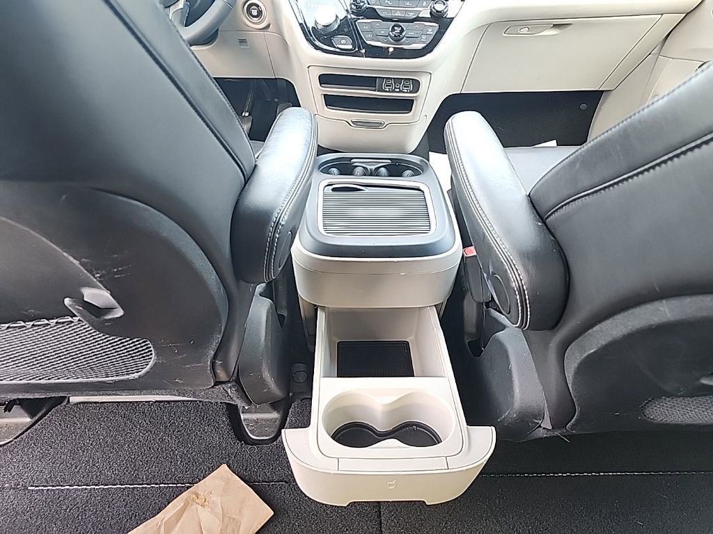 Certified 2023 Chrysler Pacifica Touring-L image 28