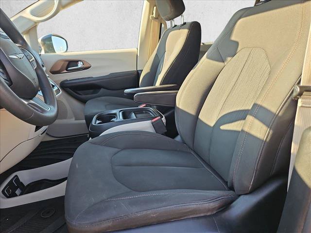 Used 2018 Chrysler Pacifica Touring Plus w/ Tire & Wheel Group FWD image 16