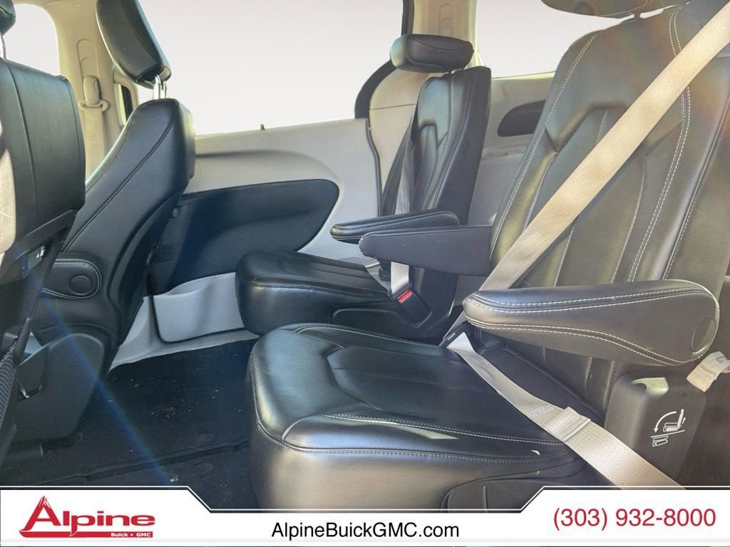Used 2023 Chrysler Pacifica Touring-L FWD image 13