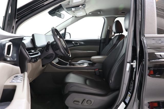 Used 2025 Kia Carnival image 17